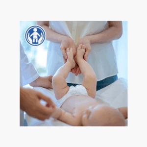Osteopathische Behandlung eines Säuglings durch Fachpersonal – Fokus auf die Beinmobilisation; Symbol für Kinderosteopathie oben links im Bild.